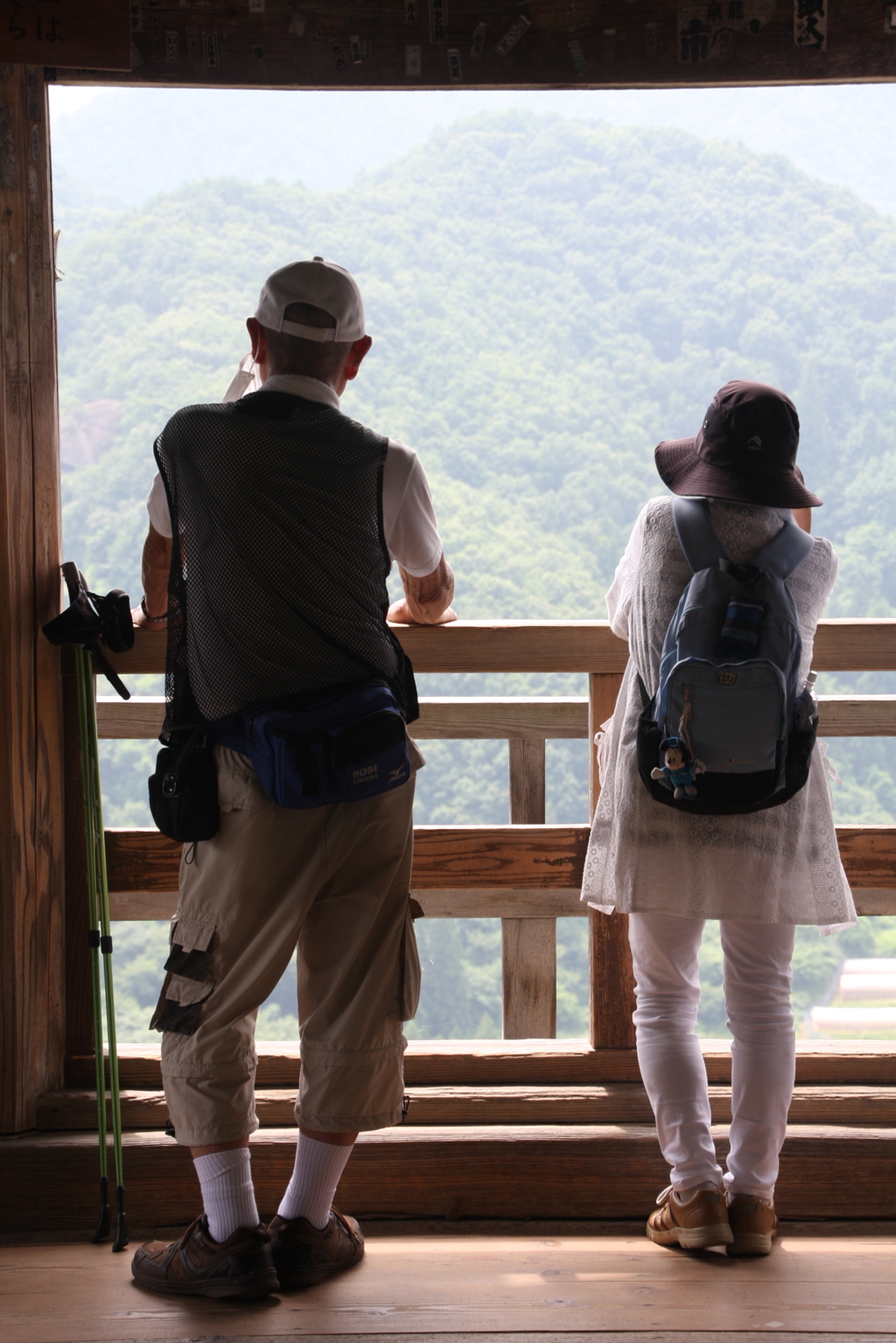 父。母。よく登れたね山寺に