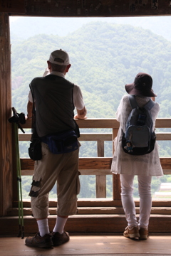 父。母。よく登れたね山寺に