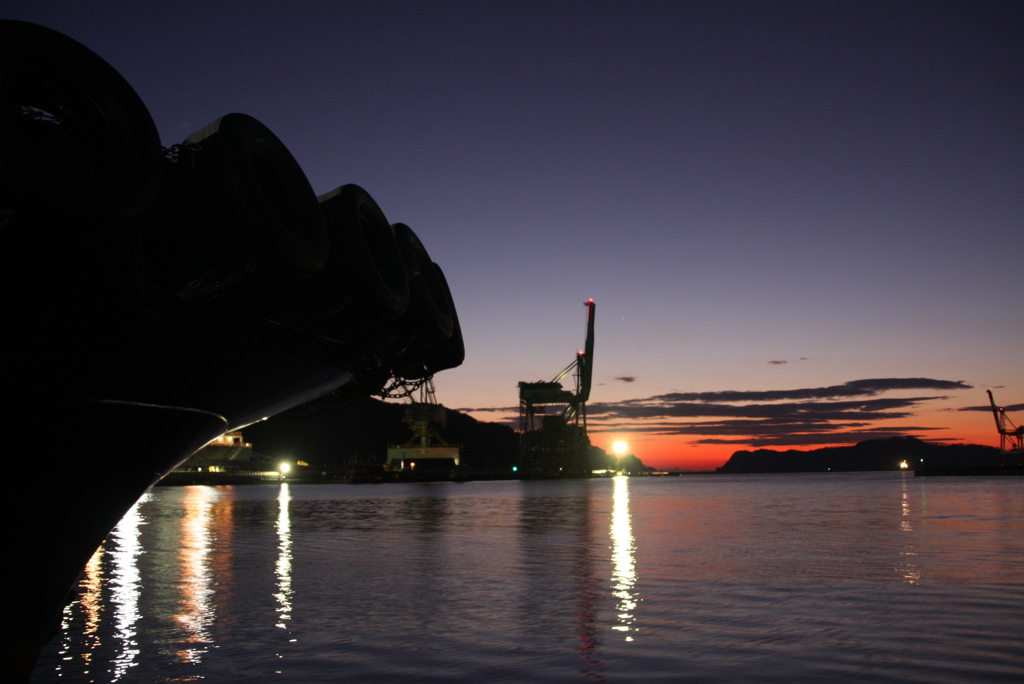 タグボート、日の出待ち