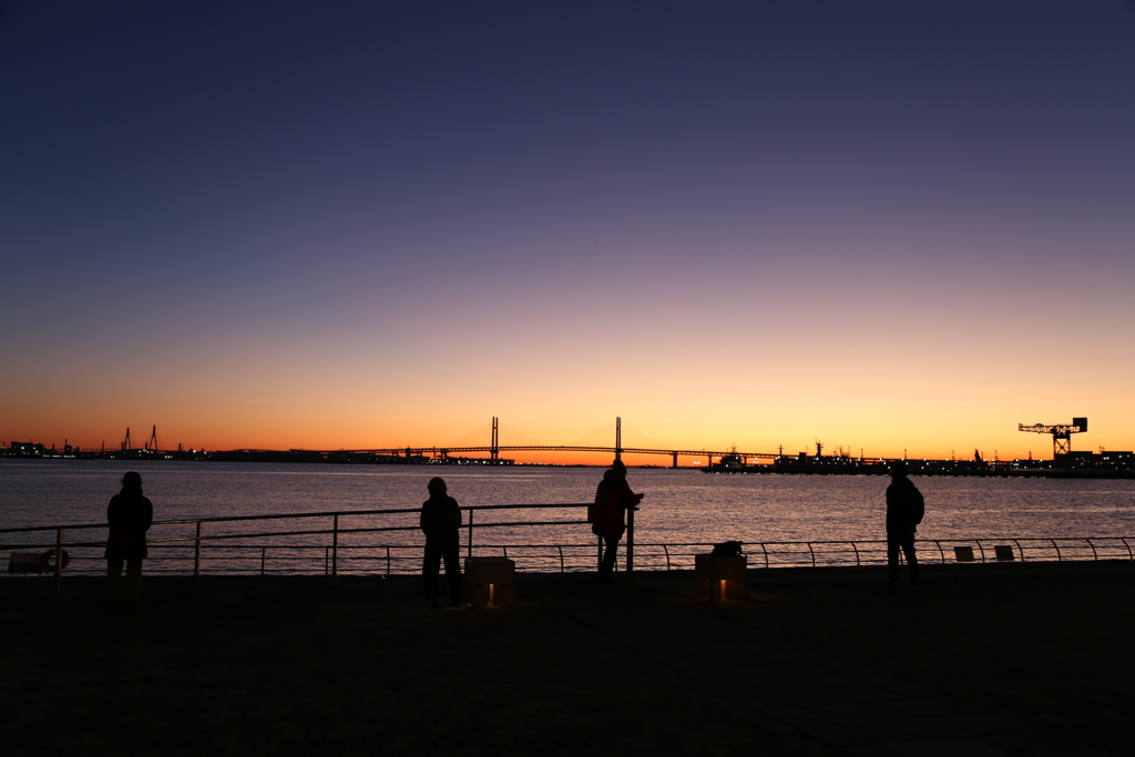 日の出に向かい吟じます