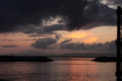 雲間から