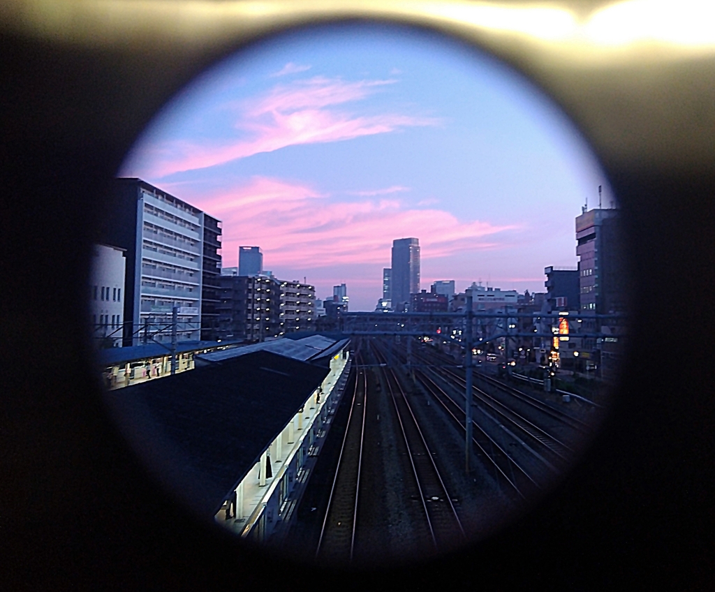 覗く