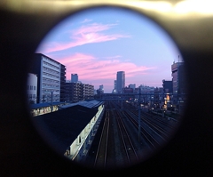 覗く