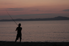 釣る