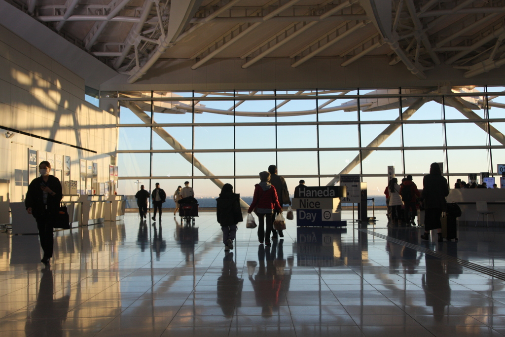 空港。行き交う人
