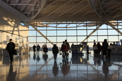 空港。行き交う人