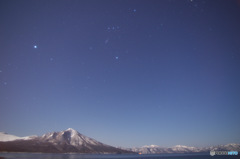 雪山と星