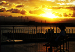 雲海を渡る夕日と波に乗る旅人