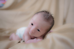 生まれたての新生児。