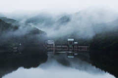 霧のダム湖