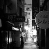 雨の繁華街