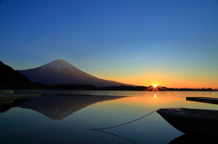 朝焼けの田貫湖と富士山