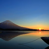 朝焼けの田貫湖と富士山