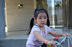 自転車に乗る娘のポートレート