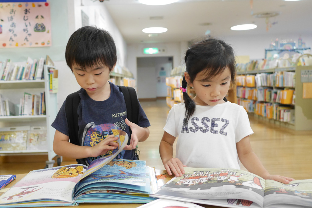 図書館にて勉強中。