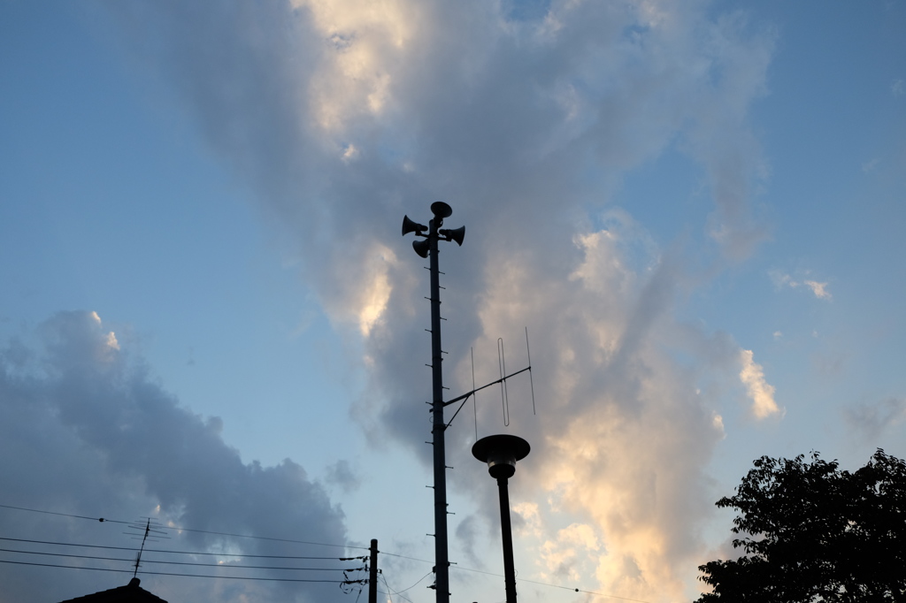 夕暮れの空と防災無線