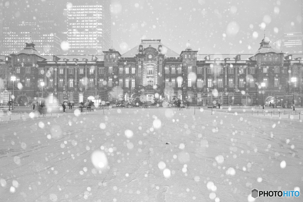雪降る東京駅
