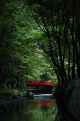 赤い橋のある風景