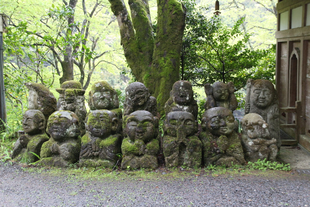 後列右から2番目の人ー！記念撮影中にふざけないでくださいねー！