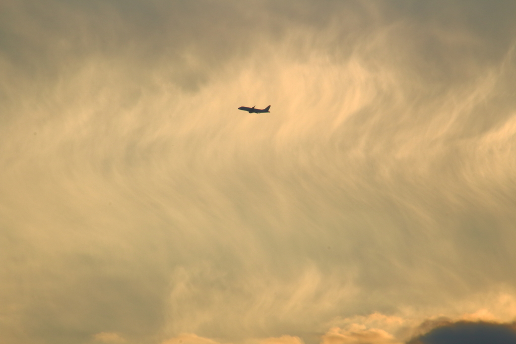 妖気漂う空に飛行機