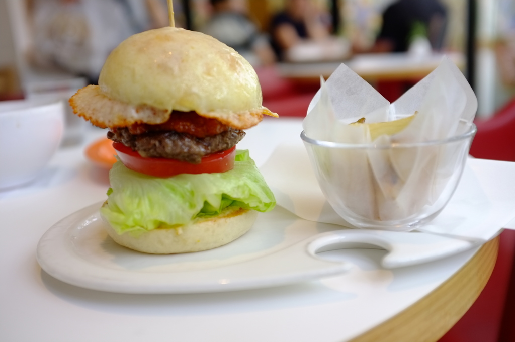 パティシエ エスコヤマ 三田牛のベーグルバーガー in hanare