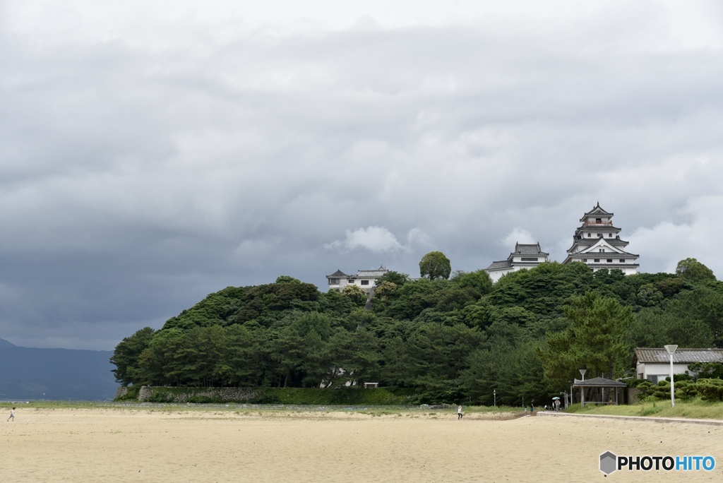 嵐の前の唐津城