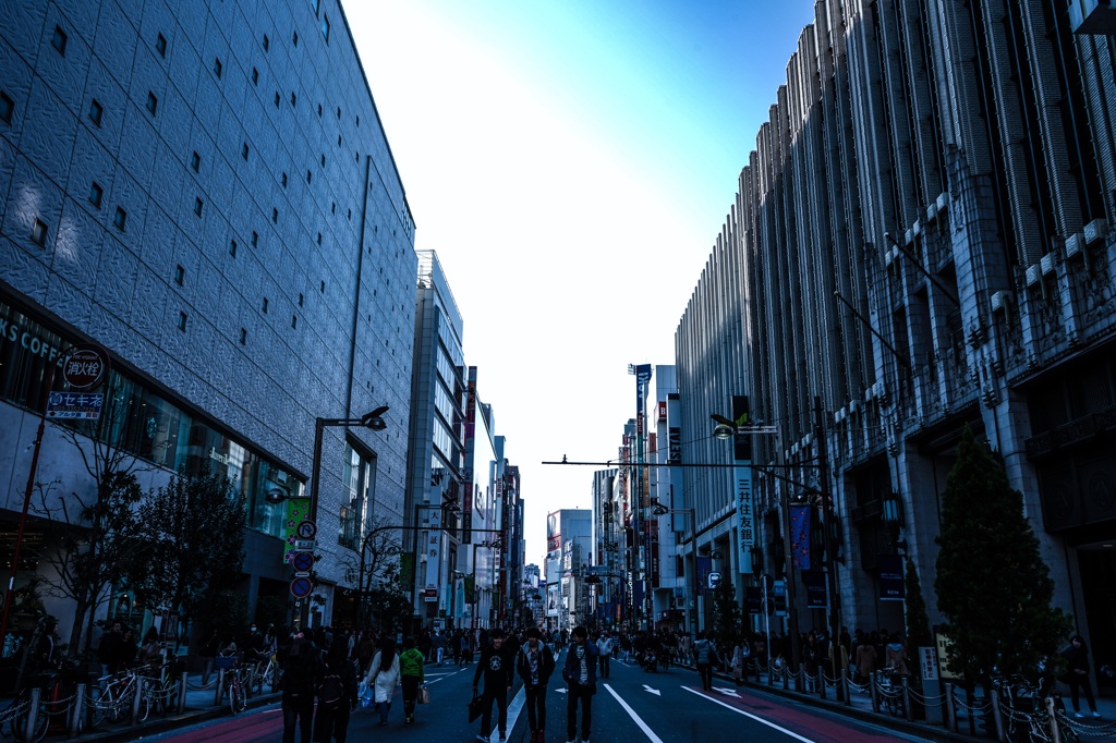 狭い空に人だかり@新宿東口
