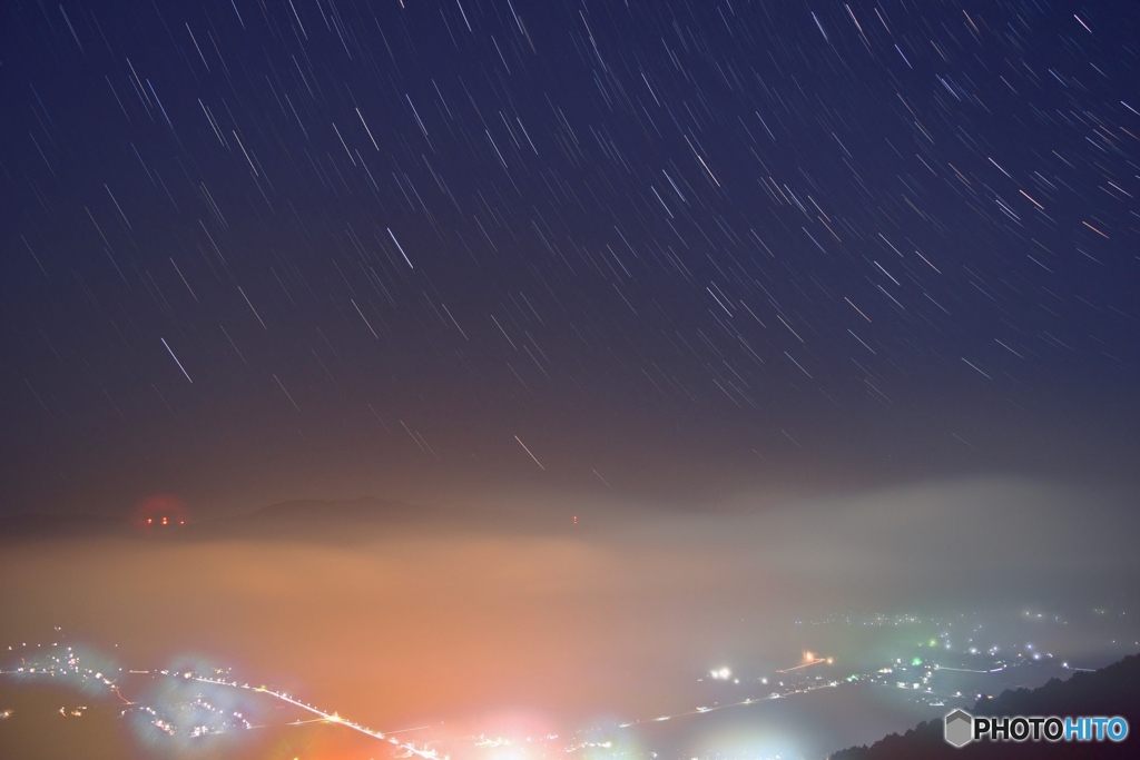 霧の街と流れる星（京都府亀岡市）