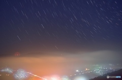 霧の街と流れる星（京都府亀岡市）