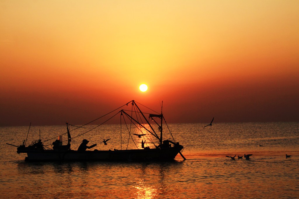 アサリ漁船と日の出