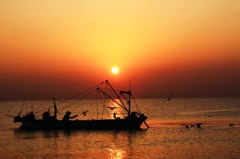 アサリ漁船と日の出