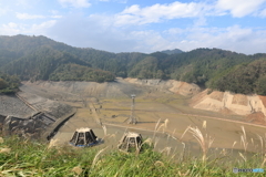 水を抜かれて空っぽの城山湖5