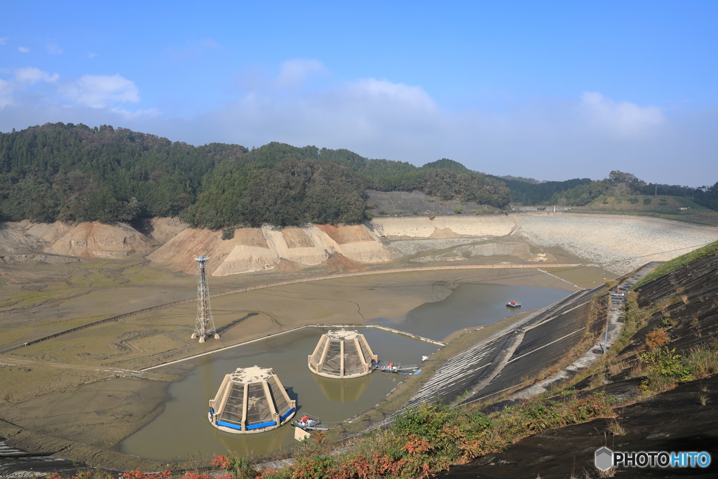 水を抜かれて空っぽの城山湖