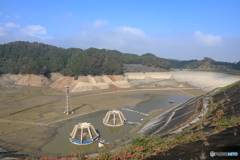 水を抜かれて空っぽの城山湖