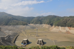 水を抜かれて空っぽの城山湖31