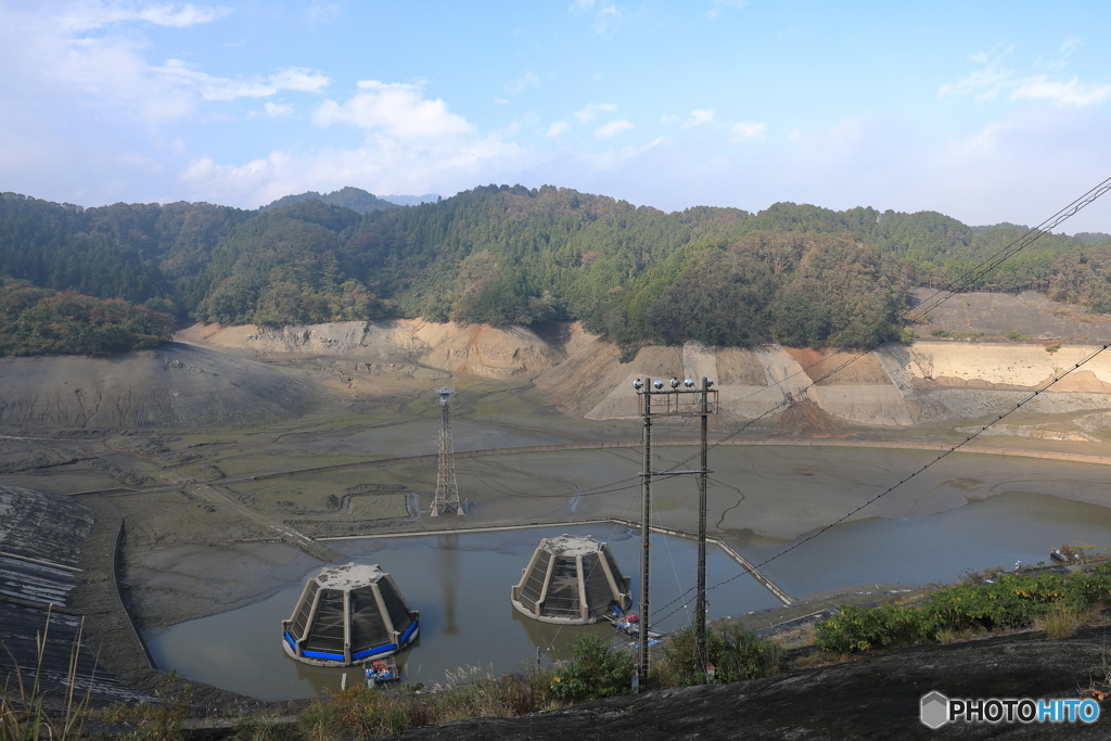 水を抜かれて空っぽの城山湖9