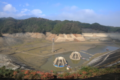 水を抜かれて空っぽの城山湖15