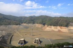 水を抜かれて空っぽの城山湖2