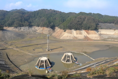 水を抜かれて空っぽの城山湖27