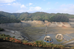 水を抜かれて空っぽの城山湖13