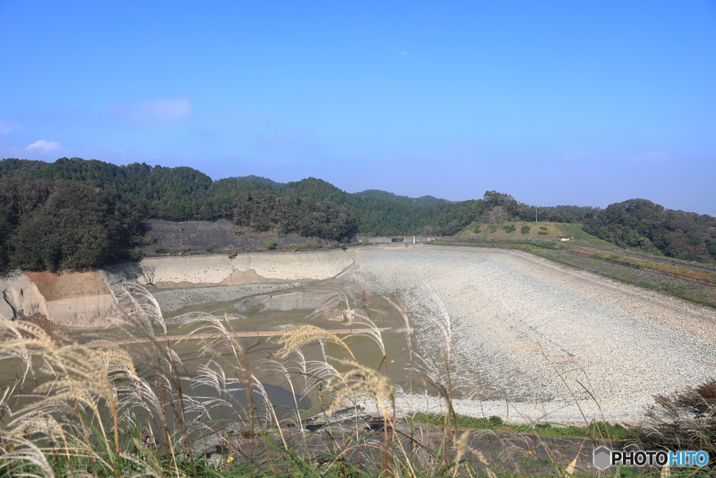 水を抜かれて空っぽの城山湖36