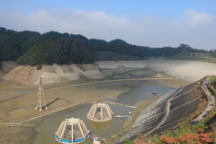 水を抜かれて空っぽの城山湖19