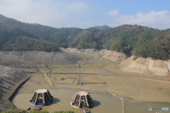 水を抜かれて空っぽの城山湖40