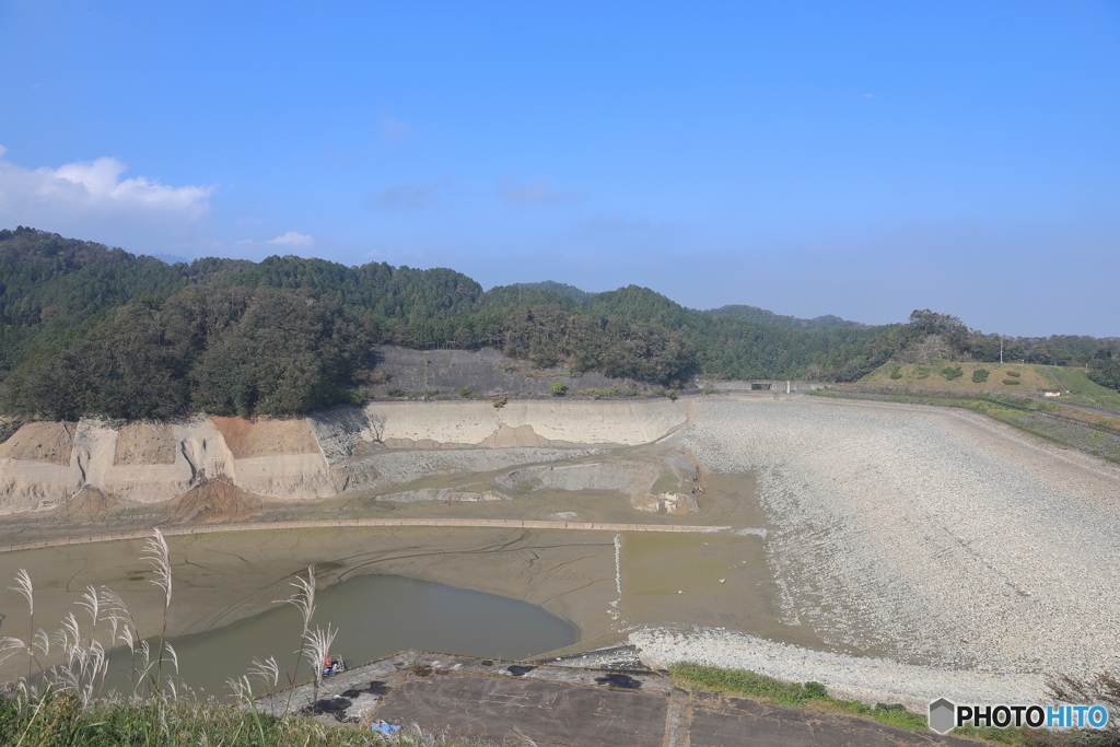 水を抜かれて空っぽの城山湖38