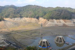 水を抜かれて空っぽの城山湖14