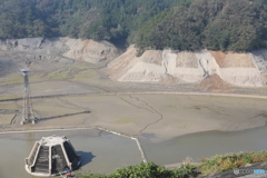 水を抜かれて空っぽの城山湖33