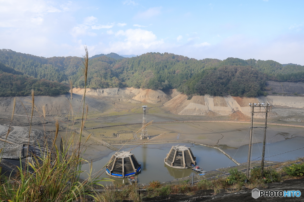 水を抜かれて空っぽの城山湖10