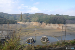 水を抜かれて空っぽの城山湖10