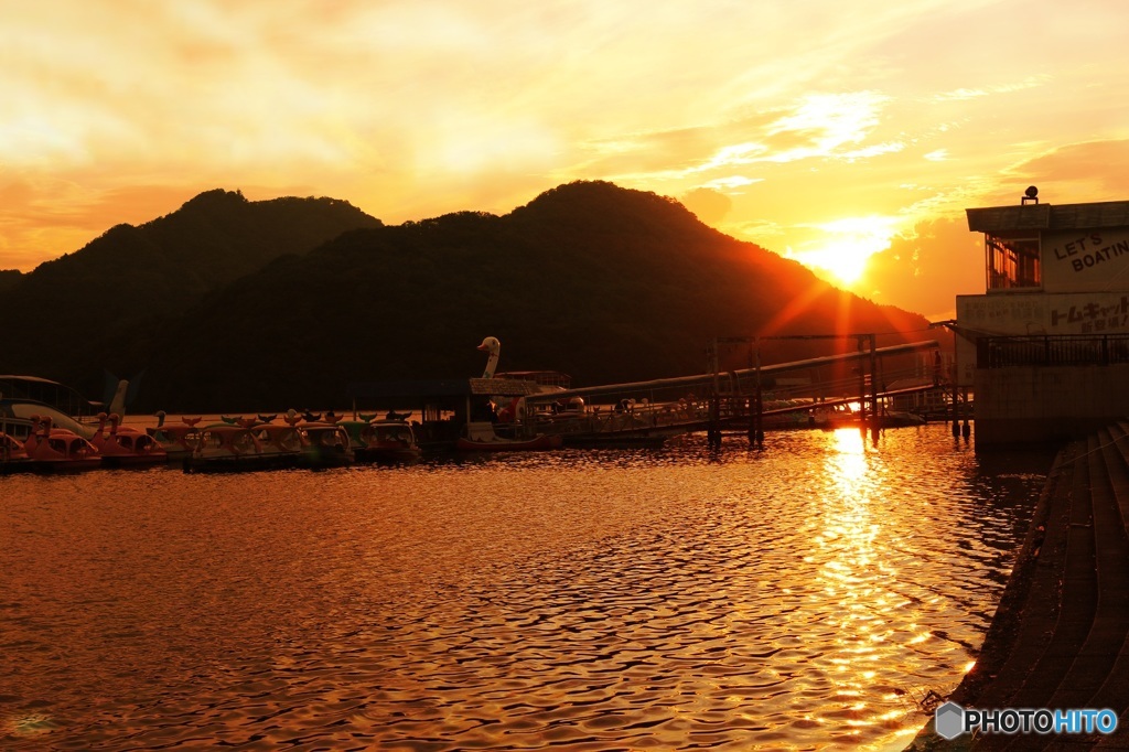 湖畔の夕暮れ