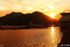 湖畔の夕暮れ